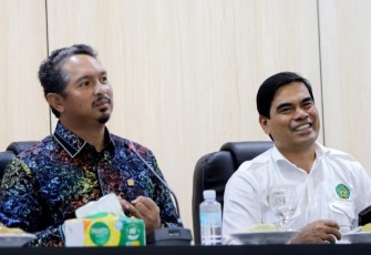 Konsulat Jenderal Malaysia Tuan Shahril Nizam Abdul Malek (batik biru) menyampaikan kuliah umum di UIN Ar-Raniry Aceh.