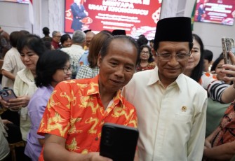 Menag Nasaruddin Umar saat foto selfie di kantor Kemenag, Jakarta, Rabu (20/11)