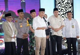 Pj Gubernur Jabar Bey Machmudin memberikan sambutan acara doa bersama Pilkada Jabar Damai 2024 di gedung Satlantas Polda Jabar, Rabu (20/11)
