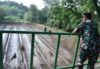 Komandan Kodiklatal Letjen TNI Marinir Nur Alamsyah pada saat pengarahan sekaligus meninjau langsung latihan dopper Siswa Pendidikan Komando (Dikko) yang terdiri dari 58 Taruna AAL, 100 Siswa Bintara dan 343 Siswa Tamtama Korps Marinir, di Pusat Latihan Pertempuran (PLP) Baluran, Situbondo Jawa Timur, Kamis (18/01/2024)