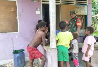 Babinsa Koramil 1710-07/Mapurujaya Berikan Imbauan Kepada Anak-Anak Agar Menjauhi Minuman Keras