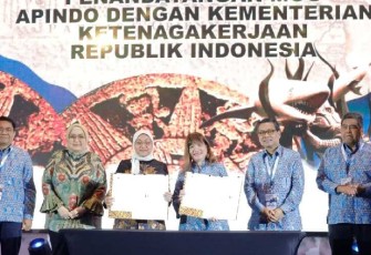 Menaker Ida Fauziah saat menandatangani nota kesepahaman bersama dengan APINDO 