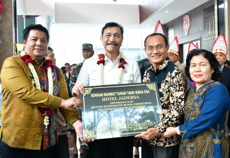 Menteri Koordinator (Menko) Kemaritiman dan Investasi Indonesia, Luhut Binsar Panjaitan meresmikan Hotel Labersa, Sabtu (14/9) di Desa Simarmata, Kec. Simanindo, Kab. Samosir