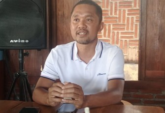 Paryono, politisi senior PDIP, saat berbincang dengan wartawan di Karanganyar pada Senin (30/9/2024)
