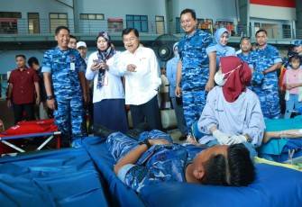 Danlanud Sultan Hasanuddin Dampingi Kasau dan Ketua Umum PMI Kunjungi Kegiatan Donor Darah Acara Hari Bakti TNI Angkatan Udara
