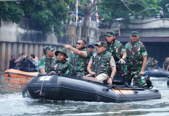 TNI Gelar Karya Bakti Ciliwung Bening