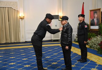 Wakil Presiden RI Terima Brevet Kehormatan Hiu Kencana TNI AL 