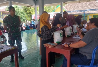 Pendampingan Penyaluran Bantuan Pangan Dilakukan oleh Babinsa Sidorejo