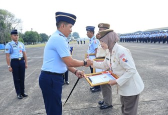 Danlanud Sultan Hasanuddin Berikan Piagam Penghargaan Kepada Personel Yang Memasuki Purnah Tugas