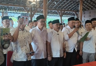 Deklarasi pernyataan dukungan Komunitas Peci Ireng Karanganyar kepada Ilyas - Tri Haryadi, di Bali Pari Karanganyar, Kamis (24/10/2024)