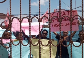 Ratusan massa pendukung Maksi-Ronal saat melakukan aksi damai di depan Kantor Centra Gakumdu Bawaslu Manggarai,Senin(28/10/2024)
