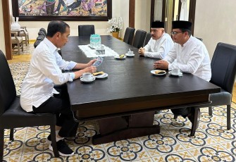 Pertemuan silaturahmi antara Paslon Bupati-Wakil Bupati Karanganyar, Ilyas dan Tri Haryadi dengan mantan presiden Joko Widodo, di kediaman Jokowi, di kawasan Sumber, Kota Solo, Jawa Tengah, Rabu (30/10/2024)