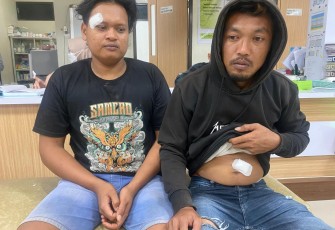 Warga Dukuh Kembang Desa Jurangjero kecamatan Bogorejo kabupaten Blora yang mengalami luka saat mendapat perawatan di RS PKU Blora