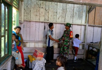 Babinsa Koramil 1710-03/Kuala Kencana Bantu Rehab Rumah Warga Kurang Mampu