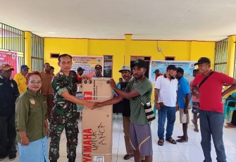Babinsa Koramil 1710-07/Mapurujaya Dampingi Penyerahan Bantuan Dana Desa