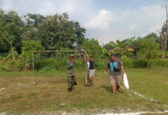 Sertu Wartono anggota Koramil Tipe B 0802/17 Pulung, Kodim 0802/Ponorogo hari ini melaksanakan kerja bakti bersama warga Dusun Jalakan Desa Wotan Kecamatan Pulung Kabupaten Ponorogo, Kamis (26/12/2024)
