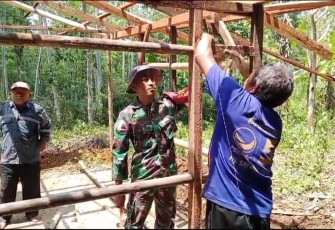Babinsa Koramil 0801/11 Donorojo Bantu Renovasi Rumah Warga