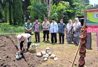 Wabup Risnawanto saat Lakukan Peletakan Batu Pertama MIS Ruhul Ulum