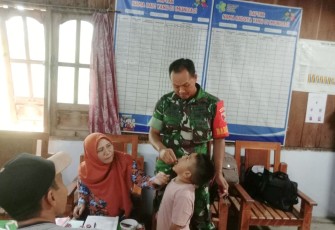 Babinsa Mantingan saat Dampingi Kegiatan Posyandu di Wilayah Binaan