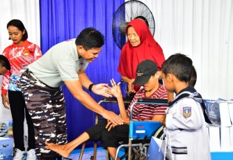 Kasal Laksamana TNI Dr. Muhammad Ali saat membuka langsung kegiatan Bakti Kesehatan (Bakes) dan Bakti Sosial (Baksos) kepada masyarakat Desa Tanjung Kait bertempat di Wihara Kongco Tjo Soekong Tanjung Kait, Kecamatan Mauk, Kabupaten Tangerang, Sabtu (21/12).