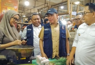 Ketua KPPU RI saat Tinjau Pasar di Surabaya, Sabtu, (17/2/2024).