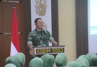 Dandim 0803/Madiun Letkol Inf Meina Helmi dalam sambutannya pada sosialisasi netralitas TNI kepada anggota Persit KCK Cabang XVII Dim 0803/Madiun.