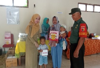 Babinsa Koramil Geger saat Dampingi Layanan Posyandu di wilayah binaan, Kamis (8/2/2024).