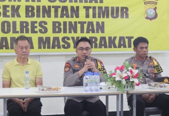 Kapolres Bintan AKBP Riky Iswoyo, S.I.K., M.M saat Jumat Curhat di Vihara Bhakti Sasana terletak di Pasar Berdikari Kelurahan Kijang Kota Kecamatan Bintan Timur Kabupaten Bintan, Jumat (26/1/2024).