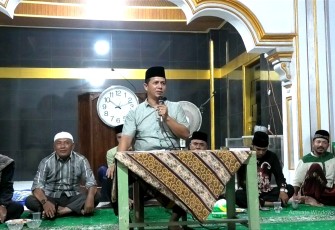 Sekretaris Daerah Pasbar, Hendra Putra melakukan Safari Ramadhan di Masjid Nurul Iman, Jorong Aek Nabirong Nagari Pematang Panjang Kecamatan Koto Balingka, Jumat (15/3) malam.