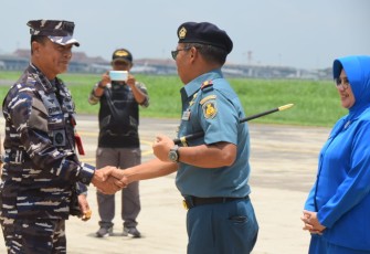 Komandan Lanudal Juanda Kolonel Laut (P) Heru Prasetyo, beserta ketua Cabang 3 Jalasenastri PG Puspenerbal Ny, Naniek Heru Prasetyo, saat menyambut kedatangan Pangkoarmada II Laksdya TNI Denih Hendrata beserta rombongan usai Kunjungan Kerja di Kab. Palu, Sulawesi Tengah, Kamis (22/2/2024).