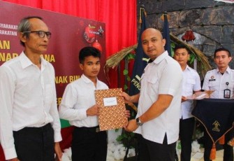 Kasi Pelayanan Tahanan Gaffar Waliyondi saat menyerahkan remisi napi, Rabu (25/12)