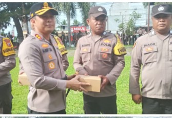 Kapolres Bitung AKBP Albert Zai Serahkan 15 Unit HP Motorola Lex 11 Kepada Bhabinkamtibmas 