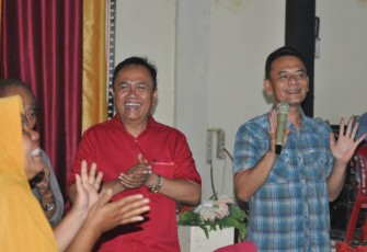 Calon kepala daerah (Cakada) Kota Padangsidimpuan, Dr. Hapendi Harahap, SH, SpN, MH bersama Wakilnya Gempar Nauli Hamonangan, S.Sos, MSP mengunjungi masyarakat Kelurahan Wek VI Aek Orsik dan Lorong Gosen Kecamatan Padangsidimpuan Selatan Kota Padangsidimpuan, Sumatera Utara, Senin (16/9/2024)