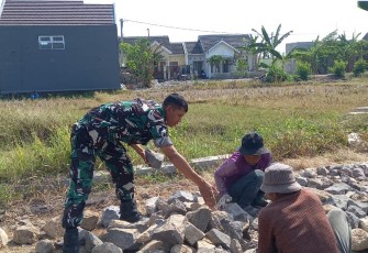Babinsa Desa Kepet Laksanakan Karya Bakti Pengerasan Jalan di Dusun Kayang