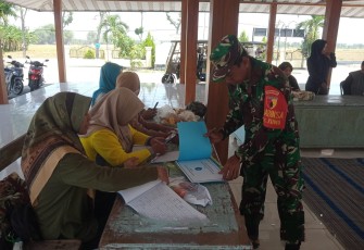 Babinsa Lakukan Pendataan Balita untuk Imunisasi di Desa Kuwu