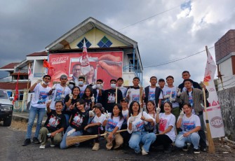 Komunitas GEN-Z Manggarai dalam melakukan aksi bersih-bersih di Pasar Inpres Ruteng, Minggu(3/11/2024)