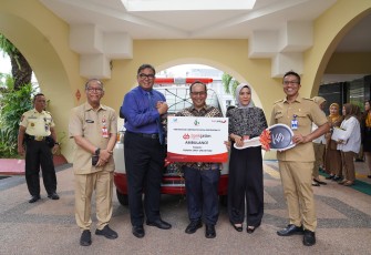 Bank Jatim Serahkan CSR Ambulance Kepada RSUD Haji Provinsi Jawa Timur
