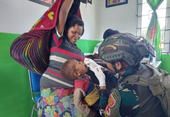 Satgas TNI Bekerjasama dengan Puskesmas Sinak Gelar Imunisasi Polio 