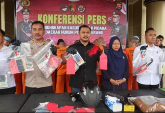 Kasat Reskrim Polres Serang AKP Andi Kurniady Eka Setiabudi saat menggelar Presscon di halaman Mapolres Serang pada Rabu (07/02). 