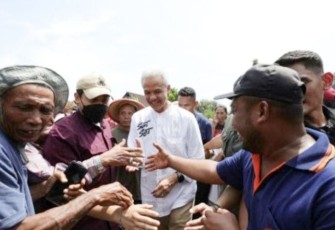 Capres Ganjar di hadapan ribuan petani di Desa Kutukan Kecamatan Randublatung Blora, Kamis (4/1/2024).