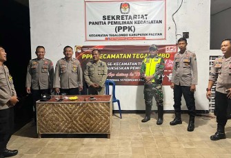 Anggota Koramil 0801/04 Tegalombo Bersama Pihak Polsek saat Amankan Kotak Suara di Sekretariat PPK