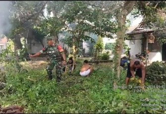 Babinsa Koramil 01/Ngawi Kodim 0805/Ngawi Koptu Ilham Romadhon saat Gotong-Royong Bersihkan Lingkungan