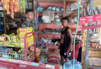 Babinsa Koramil Karanganyar saat Tinjau Langsung Harga Beras di Pasar Tradisional