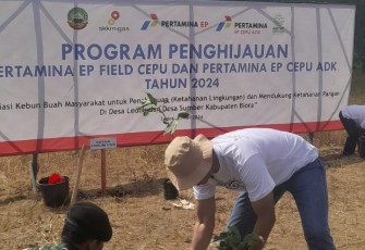 Field Manager Pertamina EP Field Cepu Dody Tetra Admadi melakukan penanaman pohon buah di Desa Ledok Kecamatan Sambong Kabupaten Blora