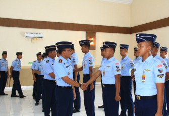 Dandepohar 30 Kolonel Tek MD. Riswanto, M.I.Pol., M.M., memimpin upacara penutupan Latihan Keterampilan (Latker) I Teknisi Elektronika dan Mekanika (TEM) C-130 di Gedung Suratman Dharma, Depo Pemeliharaan 30, Lanud Abd Saleh,  Malang, Jawa Timur, Selasa (13/02/2024)