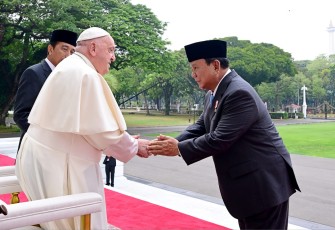 Menhan RI Prabowo Subianto saat mendampingi Presiden Joko Widodo dalam kunjungan Pemimpin Tertinggi Gereja Katolik Sedunia dan Kepala Negara Vatikan, Yang Teramat Mulia Sri Paus Fransiskus pada hari Rabu (4/9/2024), Istana Merdeka, Jakarta.
