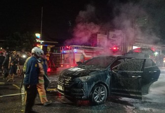 Mobil Terbakar Depan Polsek Bawen