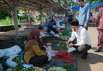  Calon Bupati Bengkulu Utara Blusukan ke Pasar Giri Mulya 