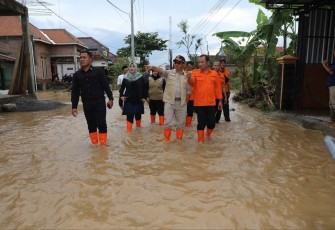 Kepala Badan Nasional Penanggulangan Bencana (BNPB) Letjen TNI Dr. Suharyanto, S.Sos., M.M Tinjau Lokasi Terdampak Banjir Ponorogo