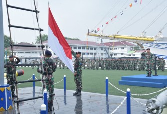 Kepala Dinas Penerangan (Kadispen) Kolinlamil Kolonel Laut (KH) Drs. Lie Lie Soeprijatna, M.M memimpin jalannya upacara bendera yang rutin dilaksanakan setiap hari senin yang diikuti seluruh prajurit dan PNS Kolinlamil bertempat di Lapangan Moeljono Silam, Mako Kolinlamil Tanjung Priok, Jakarta Utara, pada Senin (5/8)